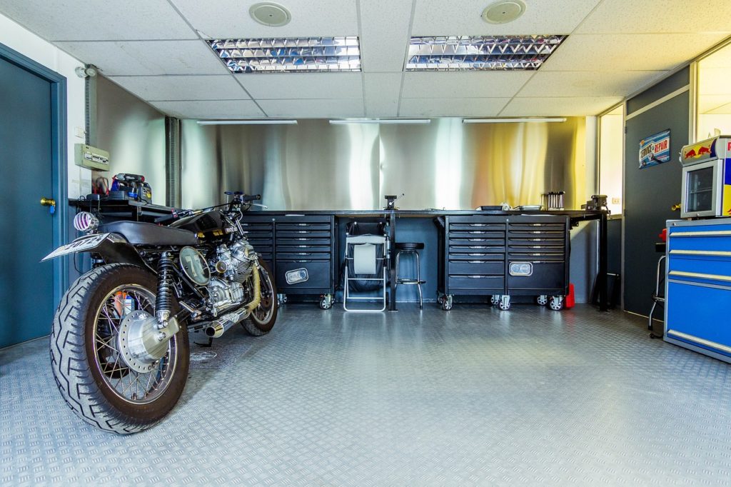 motorcycle, motorbike, garage-2619494.jpg